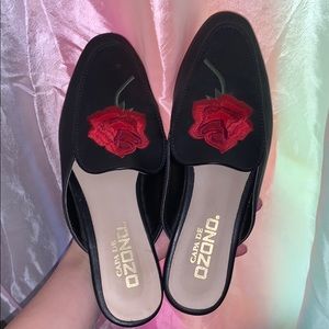 Loafer shoes with red rose embroidered design